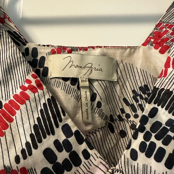 Maxazria Stylish Women's Top with Abstract Design - Picture 2 of 5